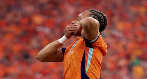 تقارير: صراع كبير لضم تشافي سيمونز بعد يورو 2024